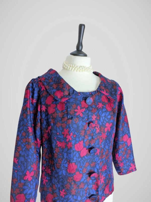 Blouse vintage à fleurs abstraites de couleurs rouge, rose et bleu, taille S, vue de près.