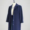 Manteau long vintage bleu marine pour femme, taille S à M, vue de côté.