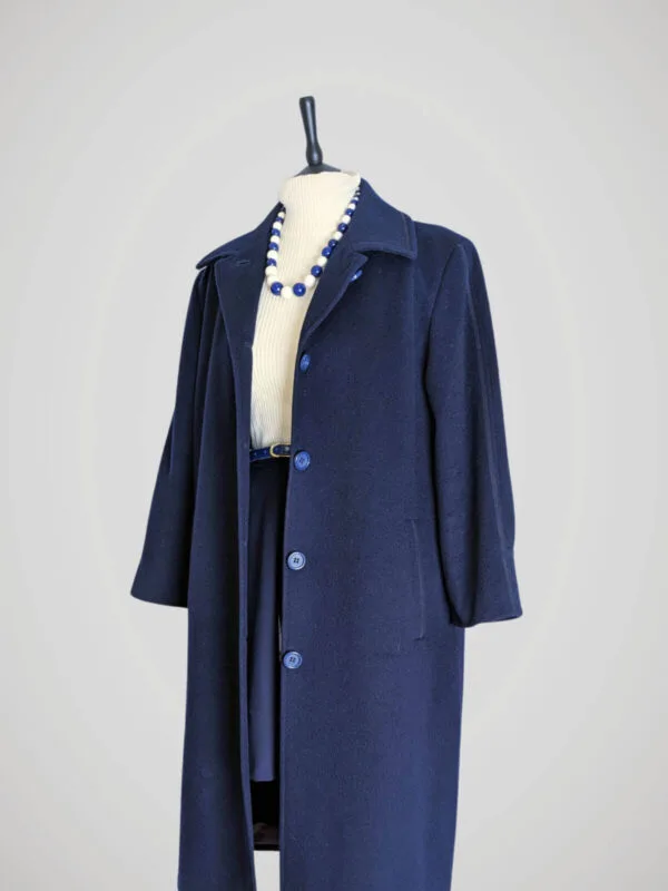 Manteau long vintage bleu marine pour femme, taille S à M, vue de côté.