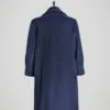 Manteau long vintage bleu marine pour femme, taille S à M, vue de dos.