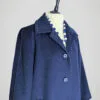 Zoom sur le manteau long vintage bleu marine pour femme, taille S à M.