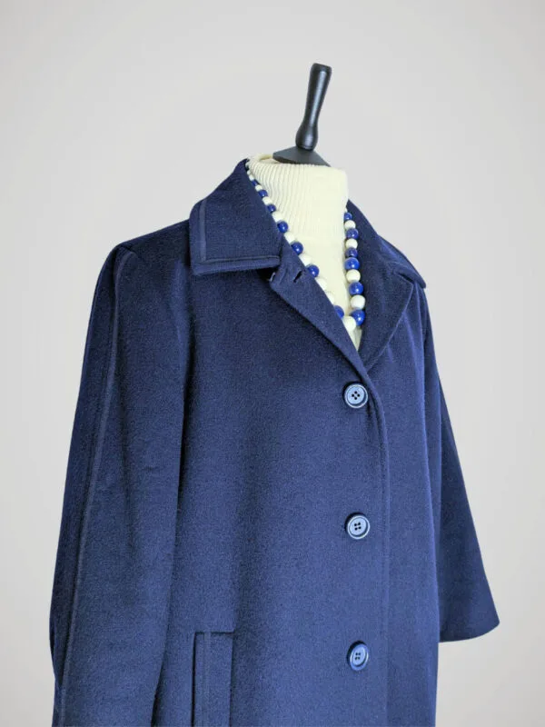Zoom sur le manteau long vintage bleu marine pour femme, taille S à M.