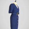 Robe vintage bleu marine à double boutonnage doré pour femme, taille S à M, vue de côté.