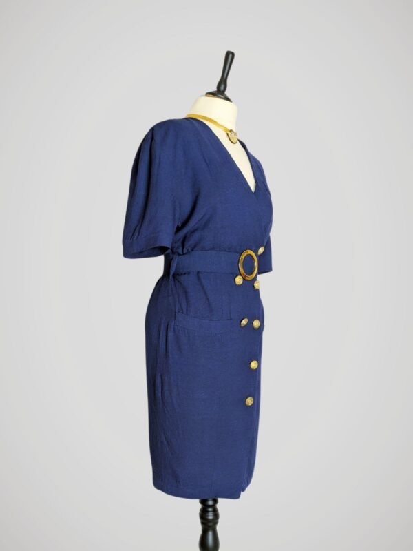 Robe vintage bleu marine à double boutonnage doré pour femme, taille S à M, vue de côté.