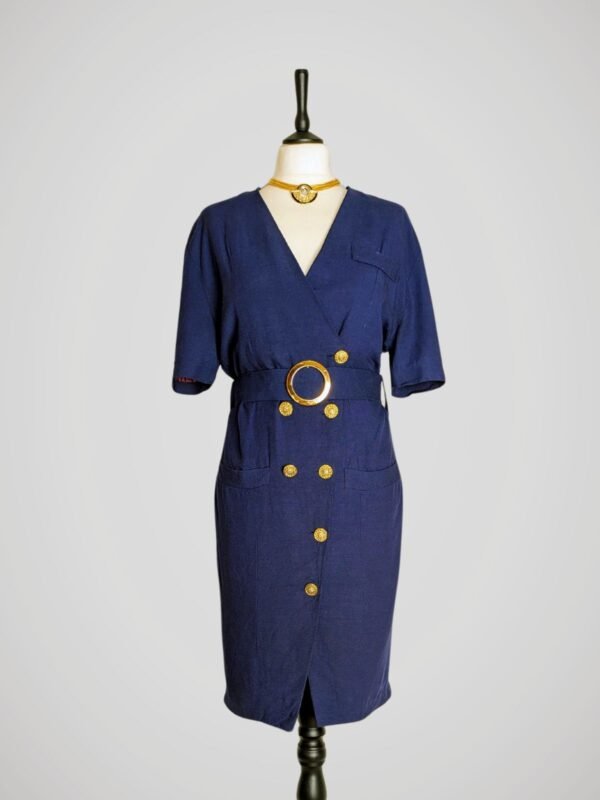 Robe vintage bleu marine à double boutonnage doré pour femme, taille S à M, vue de face.