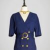 Zoom sur la robe vintage bleu marine à double boutonnage doré pour femme, taille S à M.