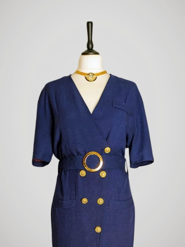 Zoom sur la robe vintage bleu marine à double boutonnage doré pour femme, taille S à M.