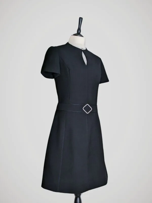 Robe vintage années 60 noire à manches courtes pour femme, taille M, vue de côté.