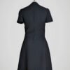 Robe vintage années 60 noire à manches courtes pour femme, taille M, vue de dos.