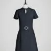 Robe vintage années 60 noire à manches courtes pour femme, taille M, vue de face.