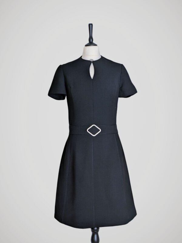 Robe vintage années 60 noire à manches courtes pour femme, taille M, vue de face.