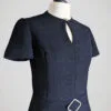 Zoom sur la robe vintage années 60 noire à manches courtes pour femme, taille M.