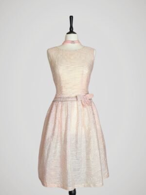 Robe de cocktail vintage rose poudrée pour femme, taille S, vue de face.