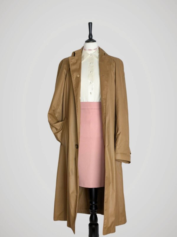 Trench long vintage marron pour femme, taille M à L, ouvert.