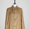 Zoom sur le trench long vintage marron pour femme, taille M à L.