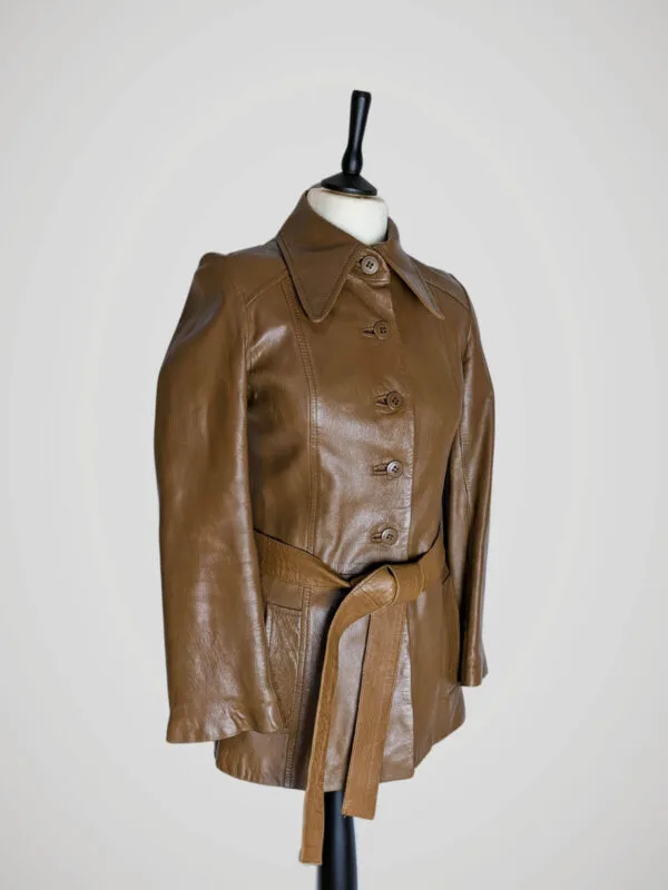 Veste-cuir-marron-vintage-femme-cote Veste vintage en cuir marron pour femme, taille XS à S, vue de côté.