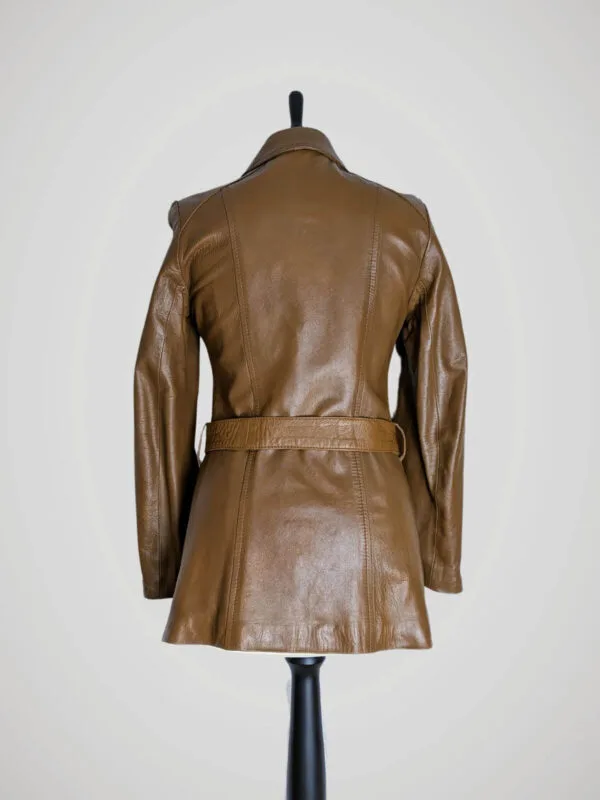 Veste-cuir-marron-vintage-femme-dos Veste vintage en cuir marron pour femme, taille XS à S, vue de dos.