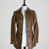 Veste-cuir-marron-vintage-femme-face-2 Veste vintage en cuir marron pour femme, taille XS à S, ouverte vue de face.