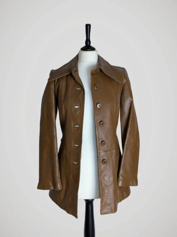Veste-cuir-marron-vintage-femme-face-2 Veste vintage en cuir marron pour femme, taille XS à S, ouverte vue de face.