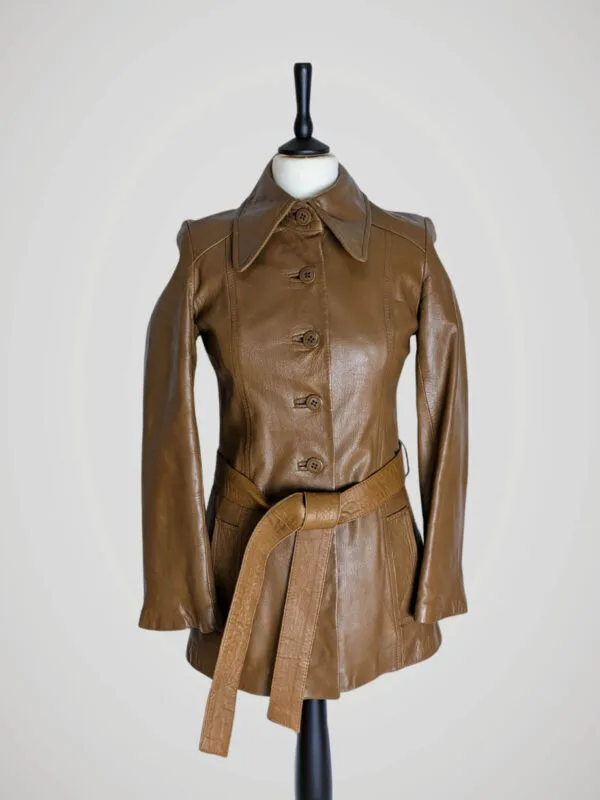 Veste-cuir-marron-vintage-femme-face Veste vintage en cuir marron pour femme, taille XS à S, vue de face.
