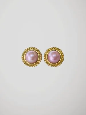 Boucles d'oreilles clips vintage dorées et rose nacré, vue de face.
