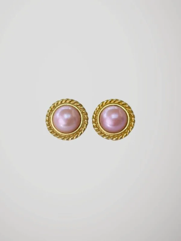 Boucles d'oreilles clips vintage dorées et rose nacré, vue de face.