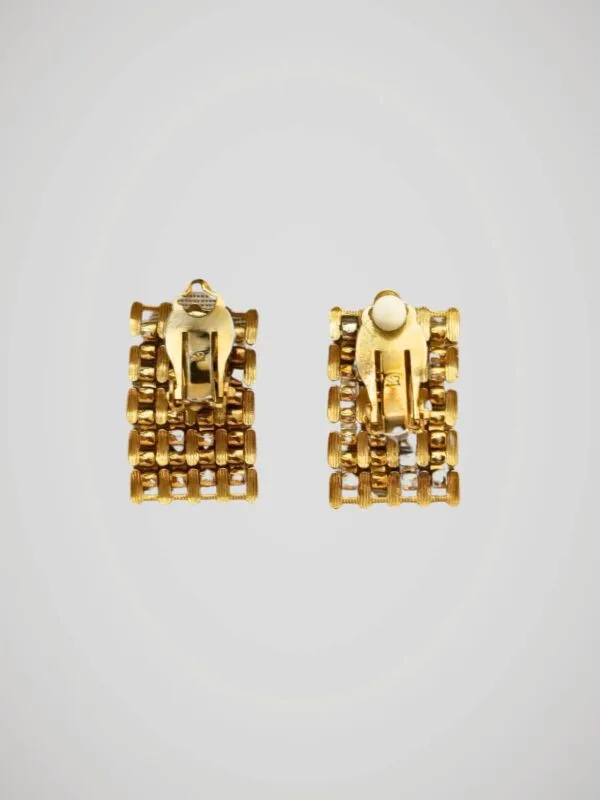 Boucles d'oreilles clips vintage en maille dorée, vue de dos.