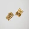 Boucles d'oreilles clips vintage en maille dorée, vue de face.