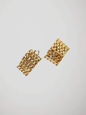 Boucles d'oreilles clips vintage en maille dorée, vue de face.