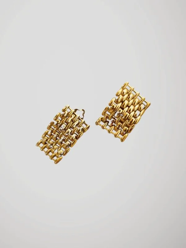 Boucles d'oreilles clips vintage en maille dorée, vue de face.