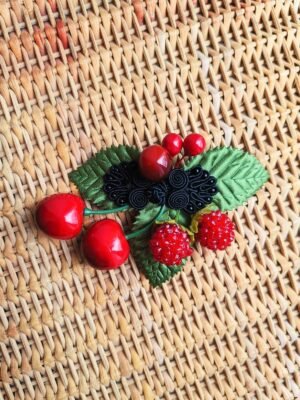 Broche fruits rouge rétro faite main, vue de face.