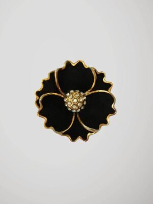 Broche fleur vintage dorée en velours noir, vue de face.