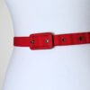 Zoom sur la ceinture rouge vintage.