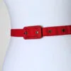 Zoom sur la ceinture rouge vintage.
