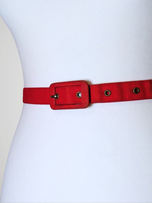 Zoom sur la ceinture rouge vintage.