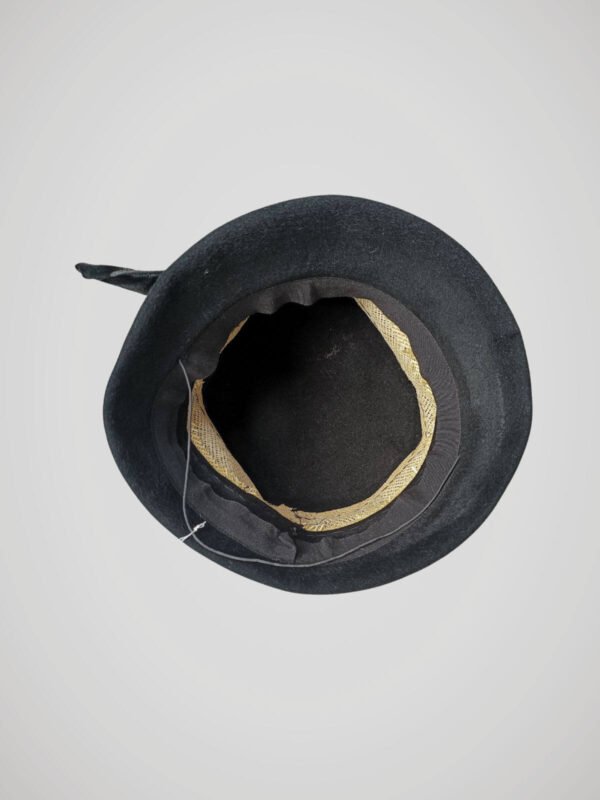 Chapeau charleston vintage noir pour femme, vue du dessous.