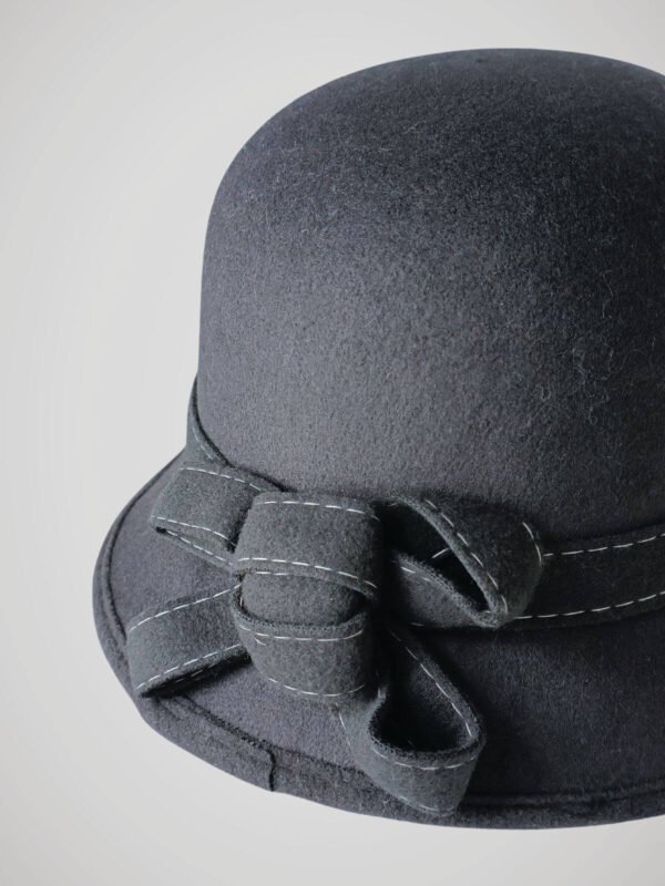 Zoom sur le noeud du chapeau melon gris pour femme.