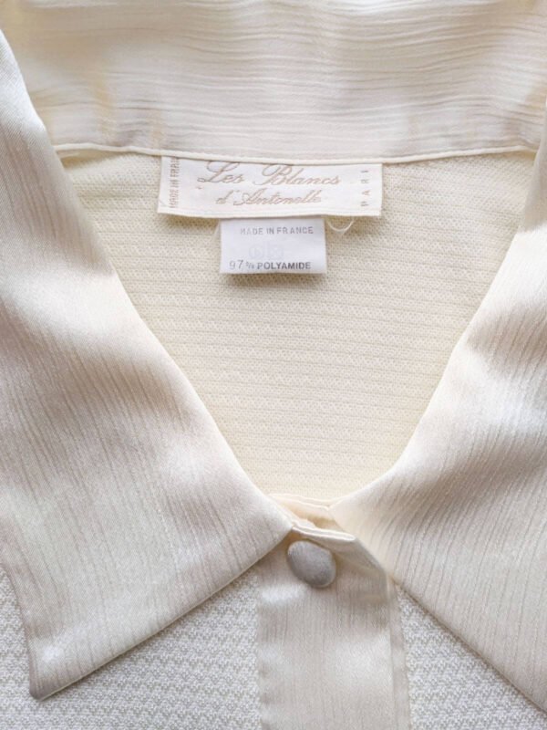 Etiquette de la chemise blanc cassé satinée pour femme, taille S à M.