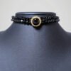 Zoom sur le chocker vintage noir et doré, vue de face.