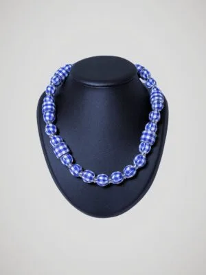 Collier-vichy-bleu-blanc-face Collier vichy bleu et blanc rétro, vue de face.