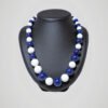 Collier vintage de perles bleues marine et blanches, vue de face.