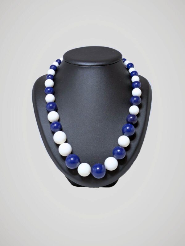 Collier vintage de perles bleues marine et blanches, vue de face.