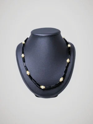 Collier vintage de perles noires et blanches nacrées, vue de face.