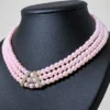 Zoom sur le collier vintage à trois rangs de perles roses nacrées et brillants, vue de côté.