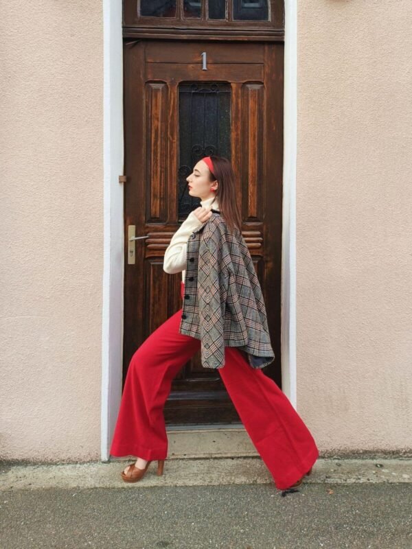 Pantalon rouge évasé en laine vintage années 70, pour femme, taille S à M, vue de côté.