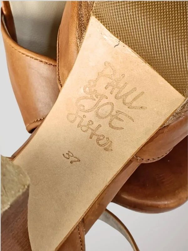 Etiquette de la paire de sandales en cuir marron camel, Paul & Joe Sister, pour femme, taille 37.