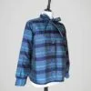 blouse-rayee-bleue-vintage-faite-main-cote Blouse vintage années 70 pour femme, faite main, à rayures bleues et dorées, taille S à M, vue de côté.