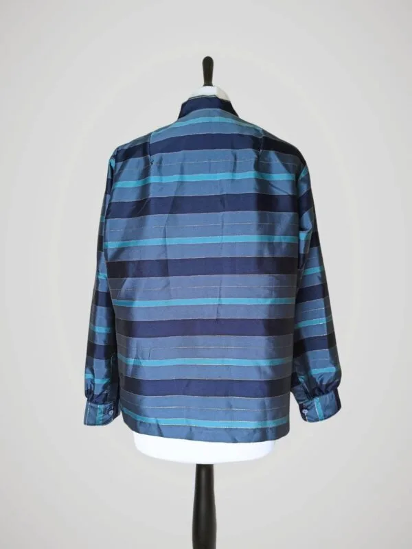 blouse-rayee-bleue-vintage-faite-main-dos Blouse vintage années 70 pour femme, faite main, à rayures bleues et dorées, taille S à M, vue de dos.