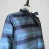 blouse-rayee-bleue-vintage-faite-main-face-zoom Zoom sur la blouse vintage années 70 pour femme, faite main, à rayures bleues et dorées, taille S à M, vue de côté.