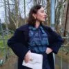 blouse-rayee-bleue-vintage-faite-main-portee Blouse vintage années 70 pour femme, faite main, à rayures bleues et dorées, taille S à M, portée par une femme à l'allure vintage.